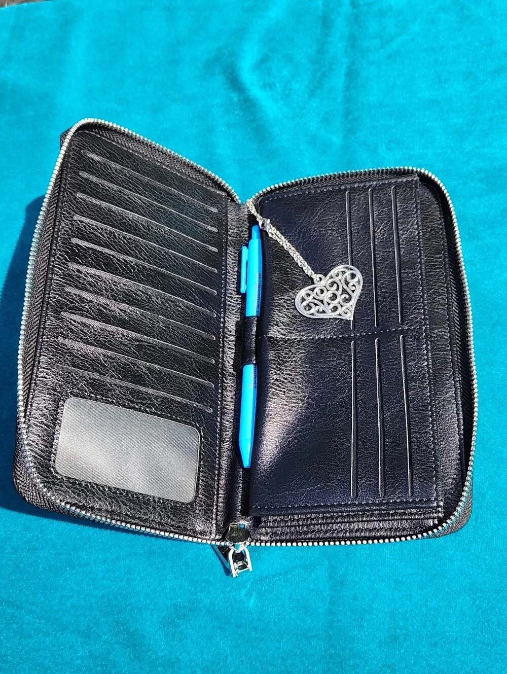 Black Long Wallet With Heart Charm NWOT - Picture 4 of 8